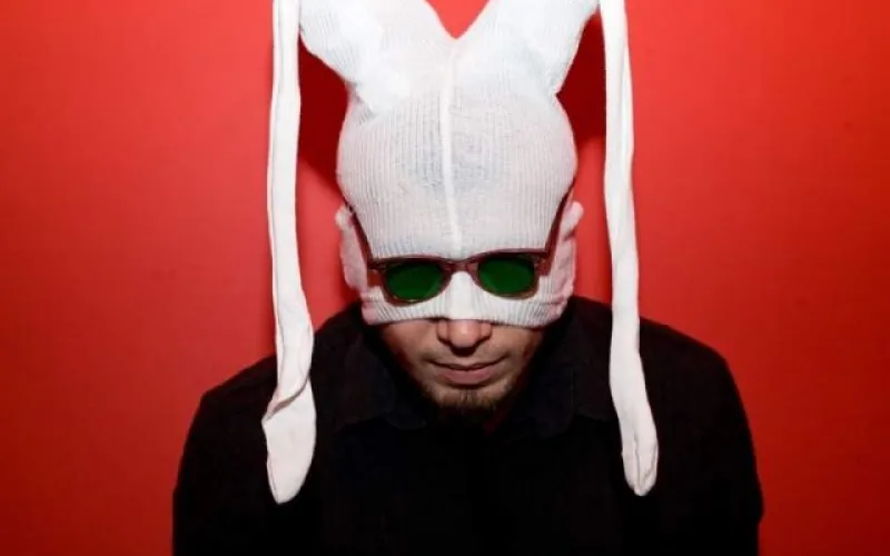 Бандит в трико на голове украл 88 тысяч рублей из магазина в алтайском селе