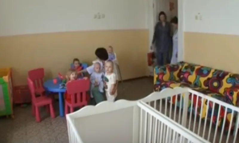 Елена Лопатина подарила вещи детям из Дома малютки