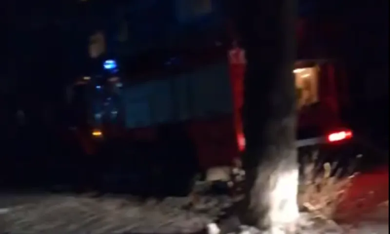 Очевидцы: 3 человека пострадали при пожаре в Барнауле