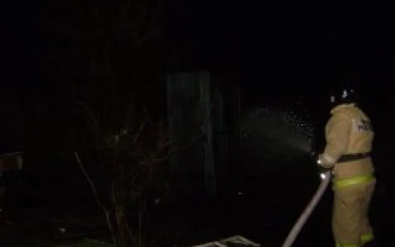 Баню в Алтайском крае тушили 2 пожарные машины 