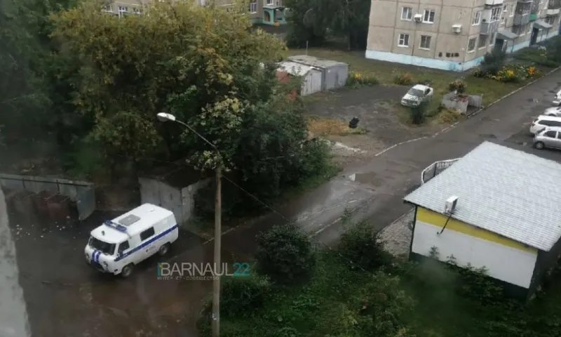 Труп мужчины обнаружили в барнаульской пятиэтажке