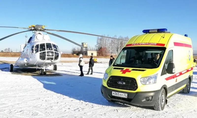 Санитарная авиация эвакуировала двух тяжелобольных в барнаульскую больницу