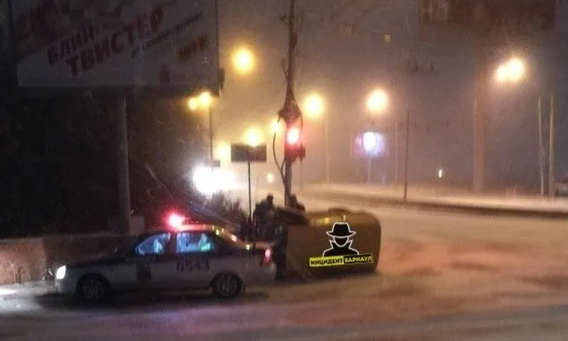 Автомобиль перевернулся набок в центре Барнаула