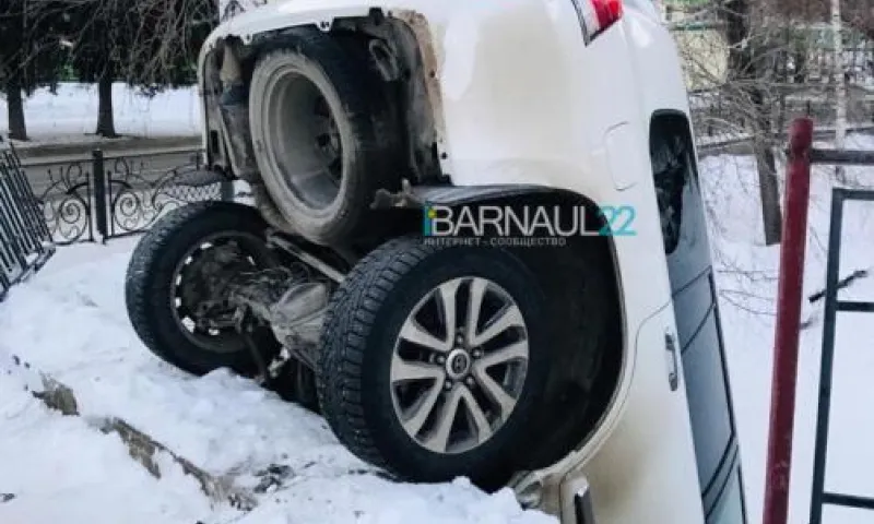 Фото: автомобиль  съехал с моста в Алтайском крае