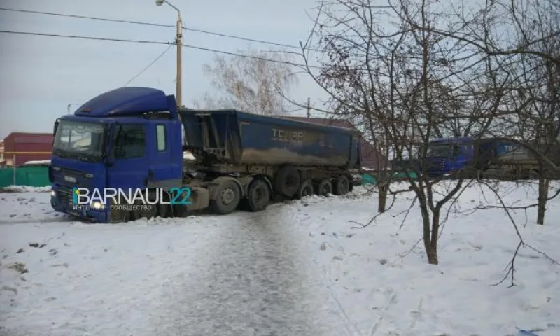 Фура съехала с проезжей части в Барнауле