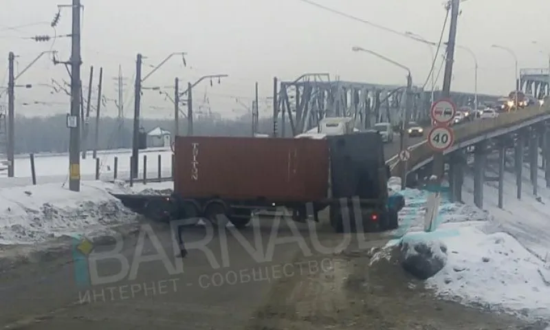 Фото: большегруз перекрыл дорогу в Барнауле
