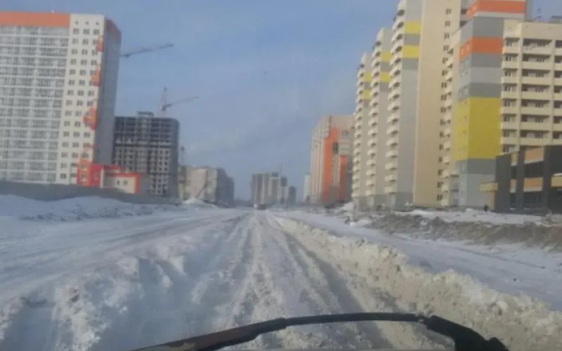 Жители Барнаула решили проблему с сугробами во дворе