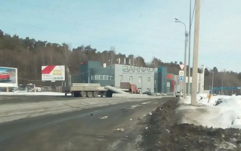 Бетонные плиты слетели с прицепа грузовика в Барнауле