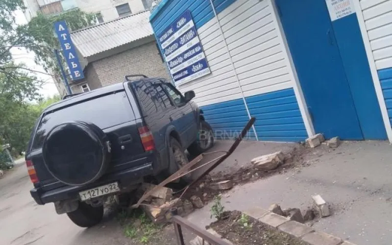 Барнаулец на внедорожнике протаранил ограждение 