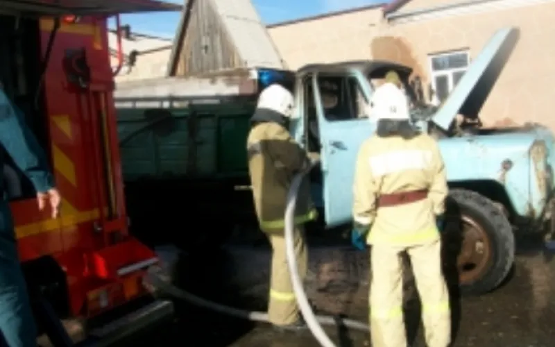 Загоревшийся грузовик в Завьялово тушили 5 человек 