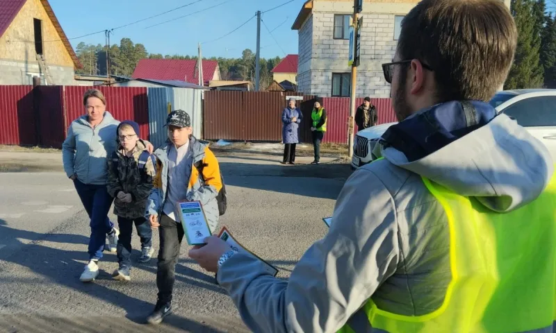 В барнаульском посёлке, где насмерть сбили девочку, на улицы вышел «Родительский патруль»