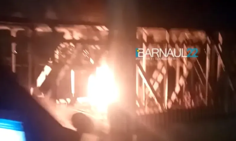 Соцсети: пожар произошёл на Старом мосту в Барнауле 