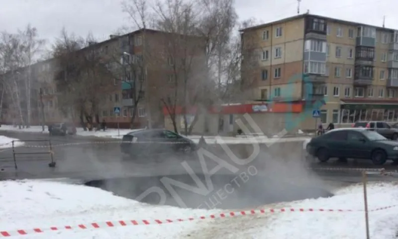 Огромная яма образовалась после провала асфальта на дороге в Барнауле
