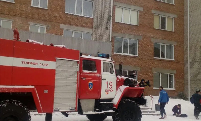 Блок питания загорелся в бийской школе