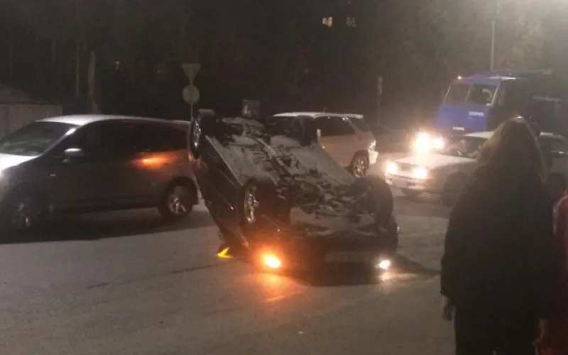 Автомобиль перевернулся на крышу в центре Барнаула 