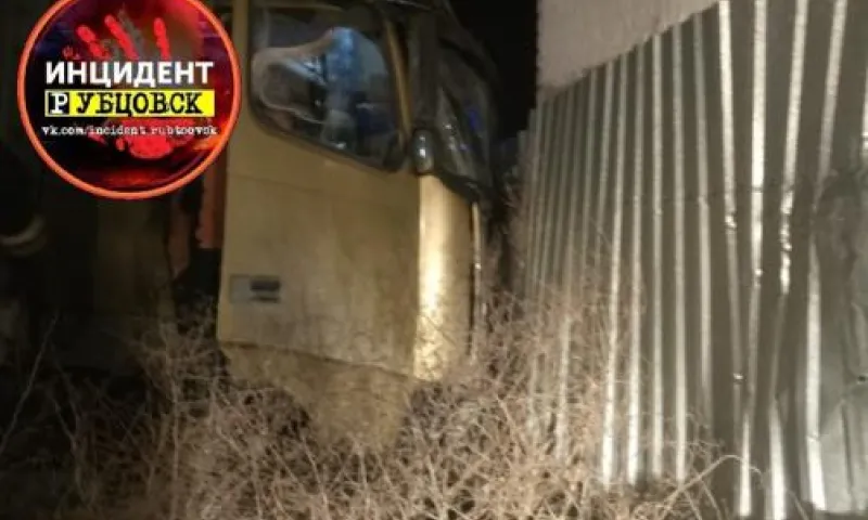 Грузовик протаранил жилой дом в Алтайском крае