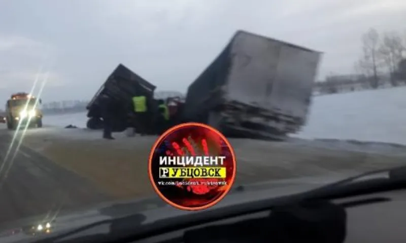 Фото: КамАЗ и фура слетели с трассы в Алтайском крае