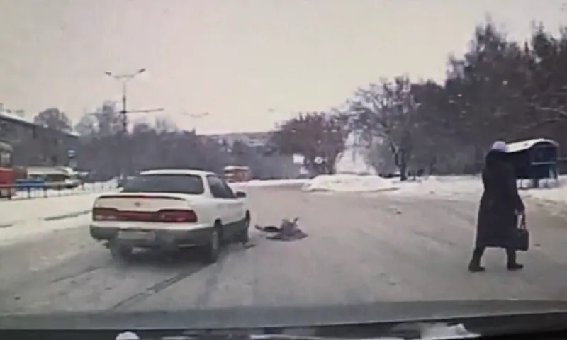 Видео: водитель сбил девочку на пешеходном переходе в Барнауле