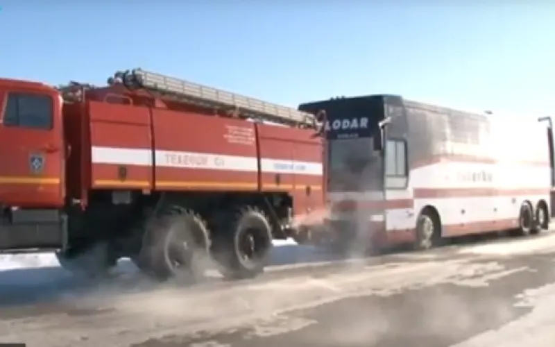 Автобус со школьниками из Казахстана замерз на алтайской трассе