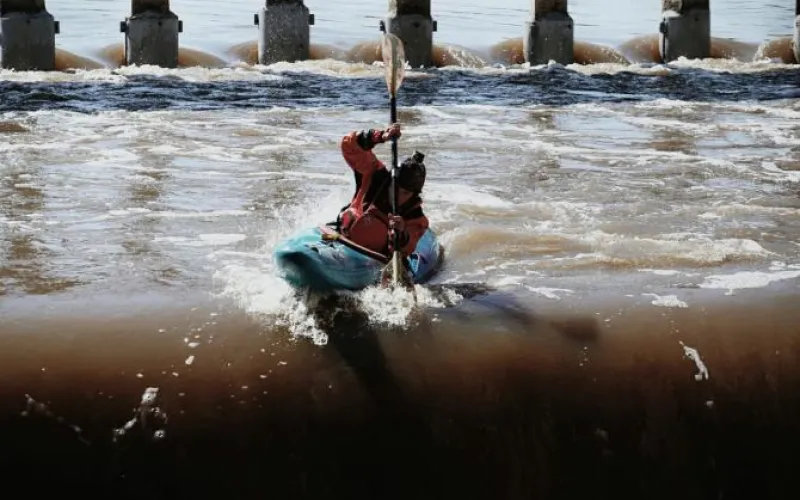 Каякер сплавился по Барнаулке 