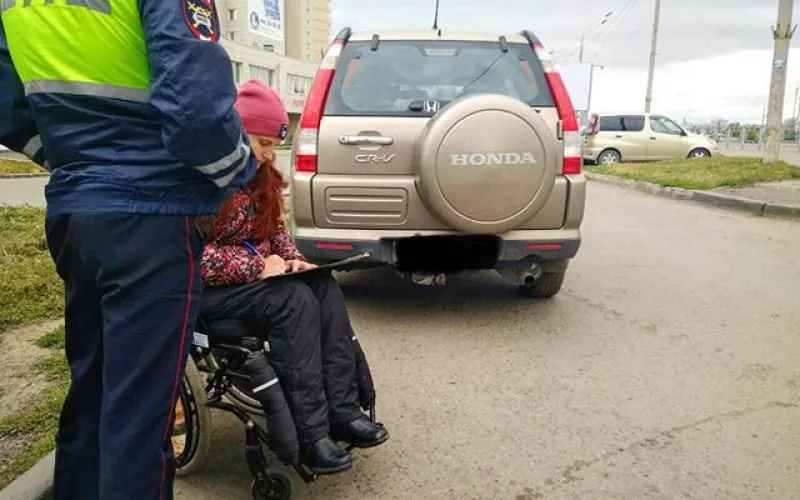 Барнаульская автоледи сбила девушку на инвалидной коляске