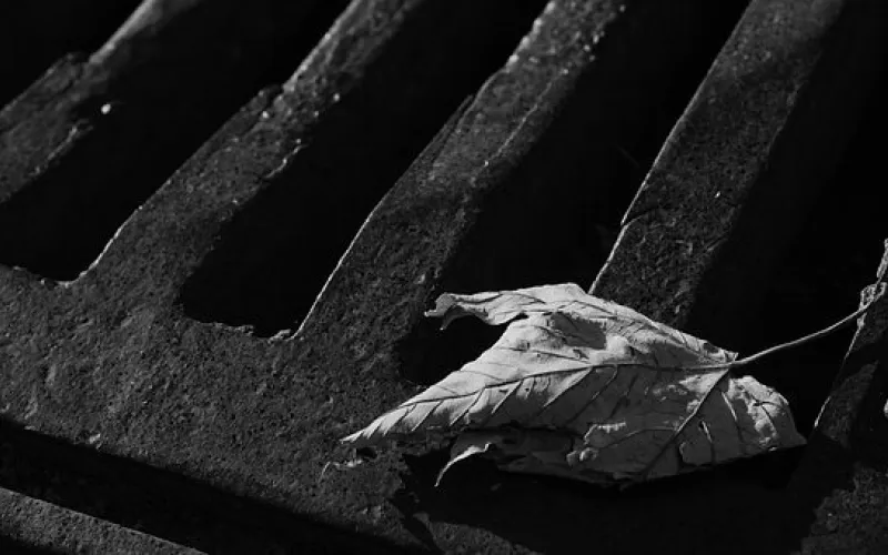 Директора алтайского водоканала, сотрудник которого задохнулся в канализации, будут судить