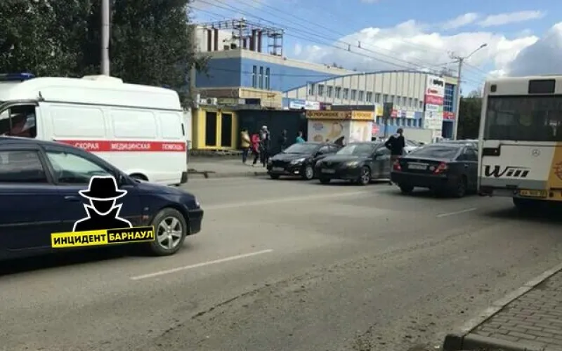 Ребенка, перебегающего дорогу, сбили в Барнауле