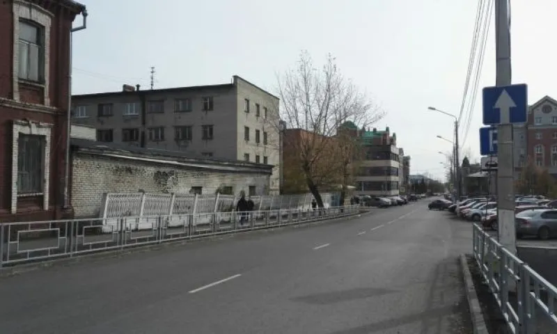 Бетонный забор может обрушиться на тротуар в центре Барнаула