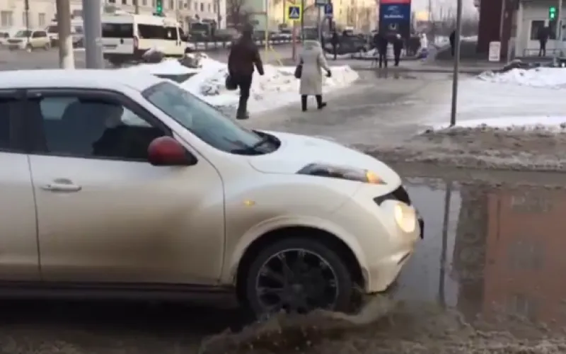 Лужи по колено: видео с места коммунальной аварии в Барнауле 