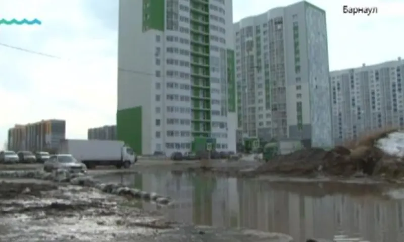 Талые воды подступают к домам жителей барнаульских новостроек