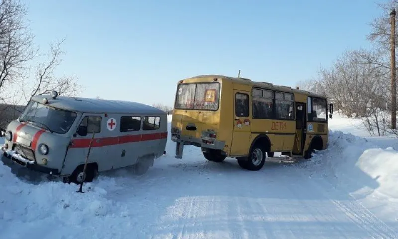 Школьный автобус столкнулся с машиной скорой помощи в Алтайском крае