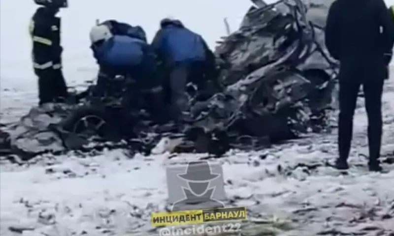 На трассе Барнаул – Бийск КамАЗ столкнулся с внедорожником