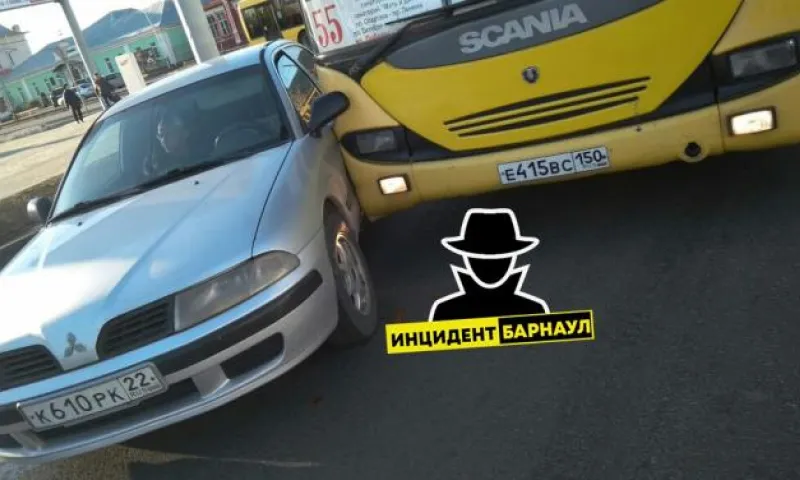 Пассажирский автобус столкнулся с иномаркой в Барнауле