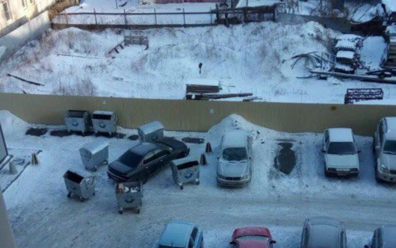Дворники оригинально наказали барнаульского автомобилиста за «неправильную» парковку