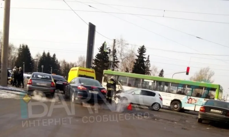Девушка пострадала в тройном ДТП в Барнауле