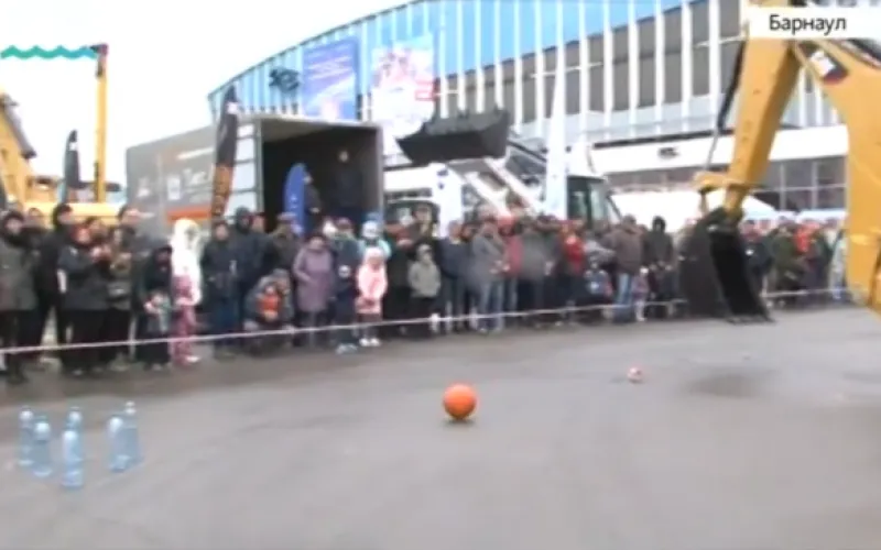 Битва экскаваторов  прошла в Барнауле 