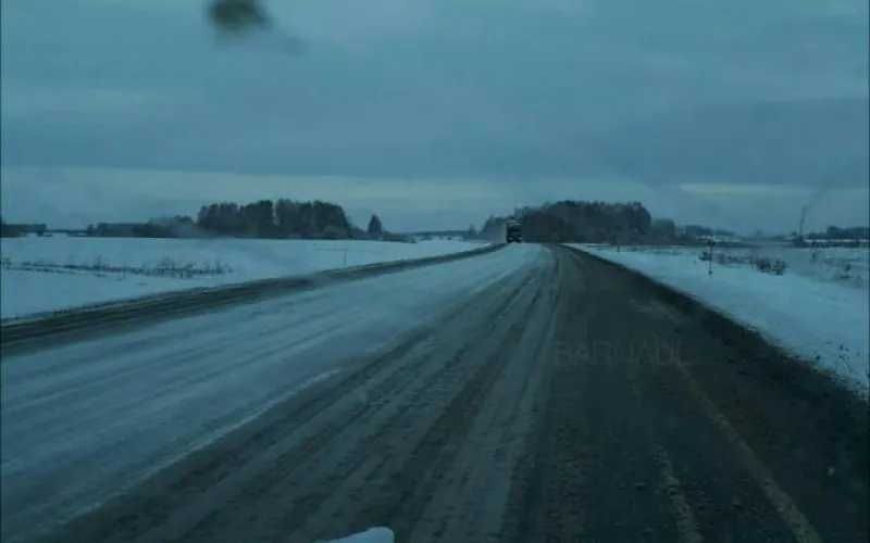 Алтайские трассы сковал сильный гололед