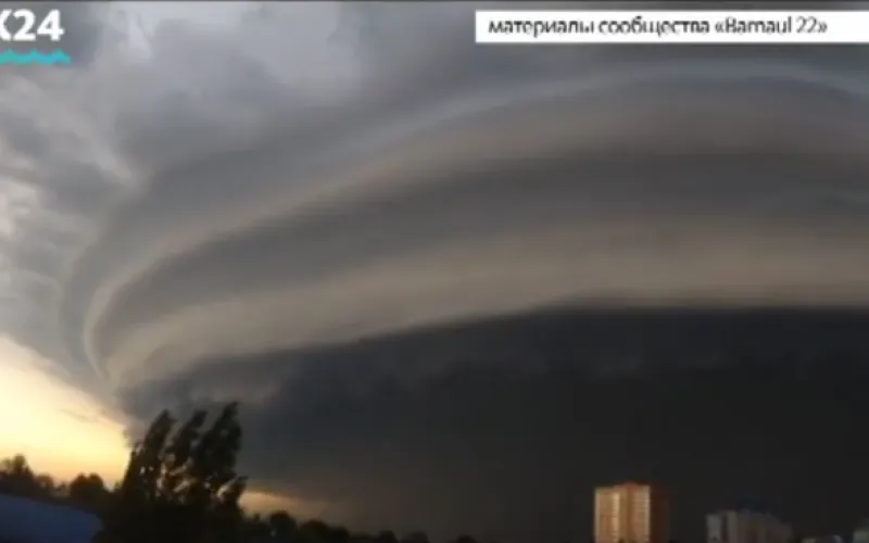 Последствия сильнейшего урагана устраняют в Барнауле 