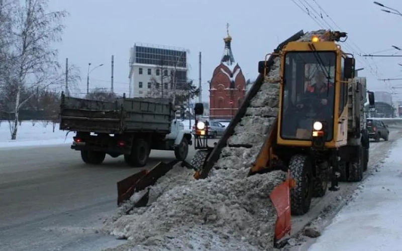 Снегоуборочная техника массово вышла на улицы Барнаула