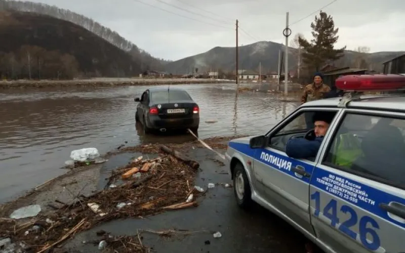 Сотрудники ГИБДД работают в зоне паводка 