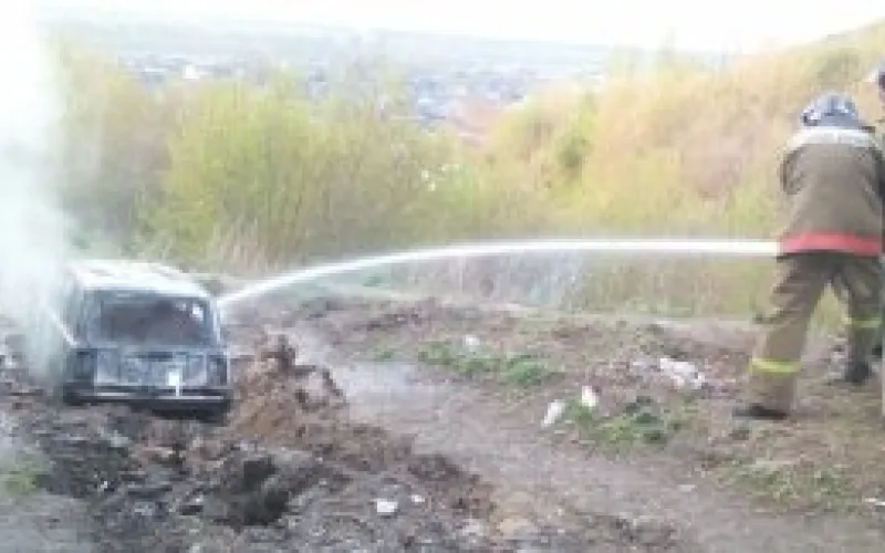 Автомобиль в Бийске тушили 6 пожарных 