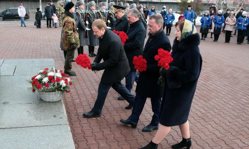 Виктор Томенко возложил цветы к Мемориалу Славы в День защитника Отечества