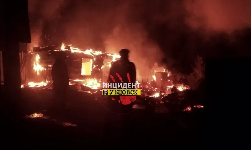 Два дачных дома сгорели ночью в Рубцовске
