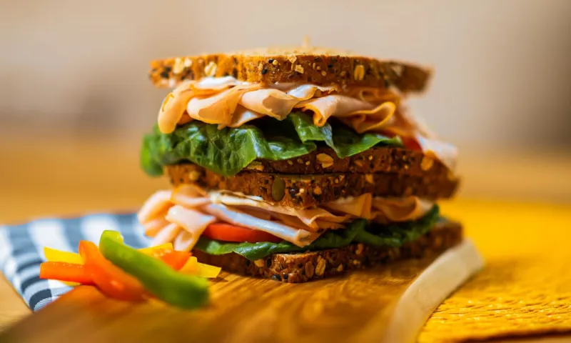 Нейросеть составила топ-10 простых и вкусных бутербродов на завтрак