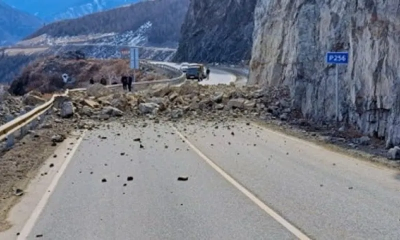 Дорогу в Горном Алтае закрыли из-за камнепада