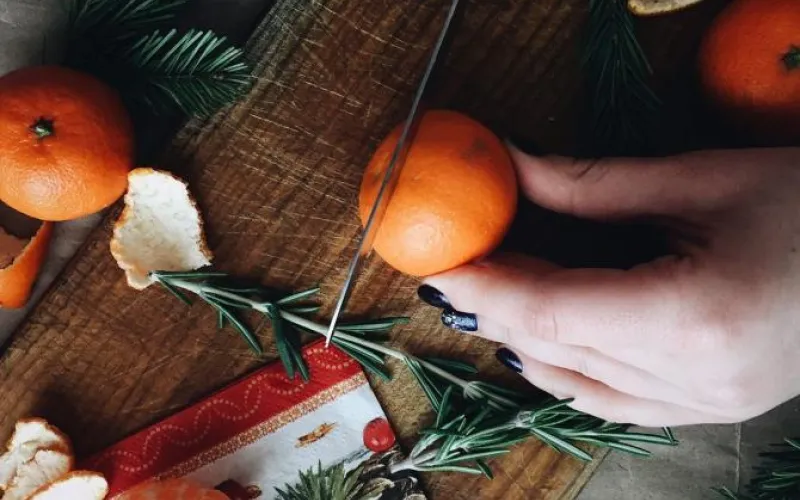 Новогодняя подборка: 6 способов почистить мандарин 