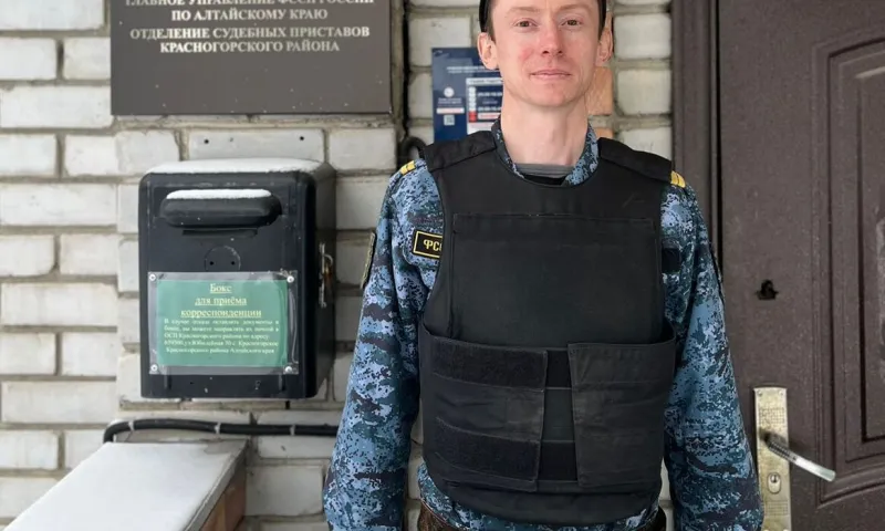 Судебный пристав спас прилипшего языком к столбу мальчика в Алтайском крае