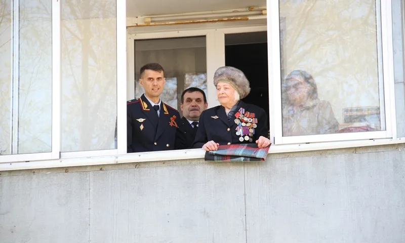Труженицу тыла поздравили с наступающим Днём Победы в Барнауле