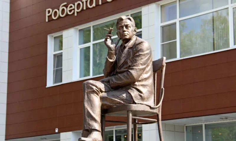 Прямая трансляция концертной программы к 90-летию со дня рождения Роберта Рождественского  «И эта песня в мире эхом отзовется»