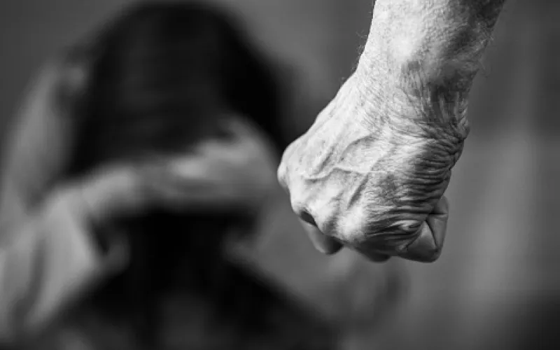 Мужчина угрожал убить жену и ребенка кочергой в Алтайском крае